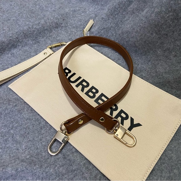 🆕 Burberry Cosmetic Pouch Converted Shoulder Bag with Wristlet Beige - Picture 9 of 13
